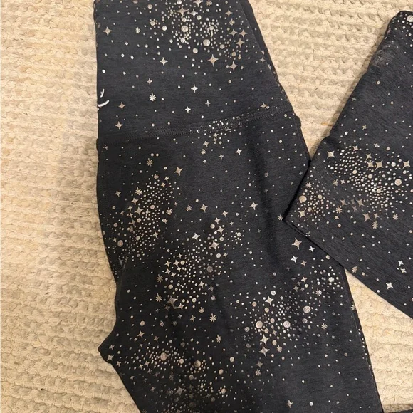 Beyond Yoga Black and White Starry Activewear Set - Picture 5 of 6